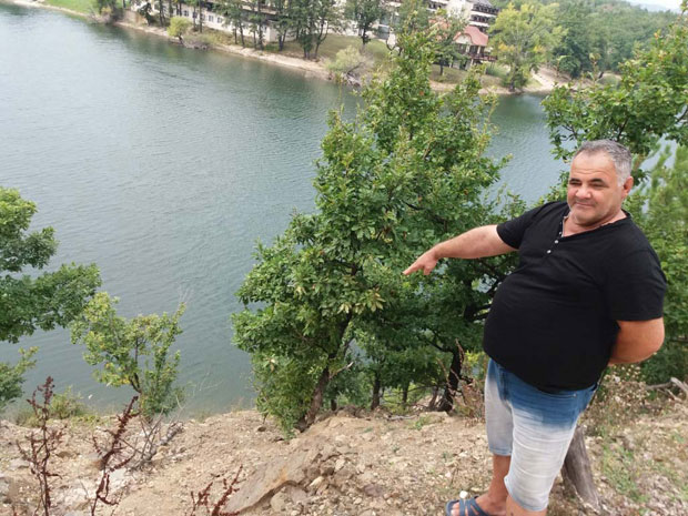 ОСТАО БЕЗ ЗЕМЉЕ: Вратио се из иностранства да уложи капитал који је зарадио, а машине му прокопале имање